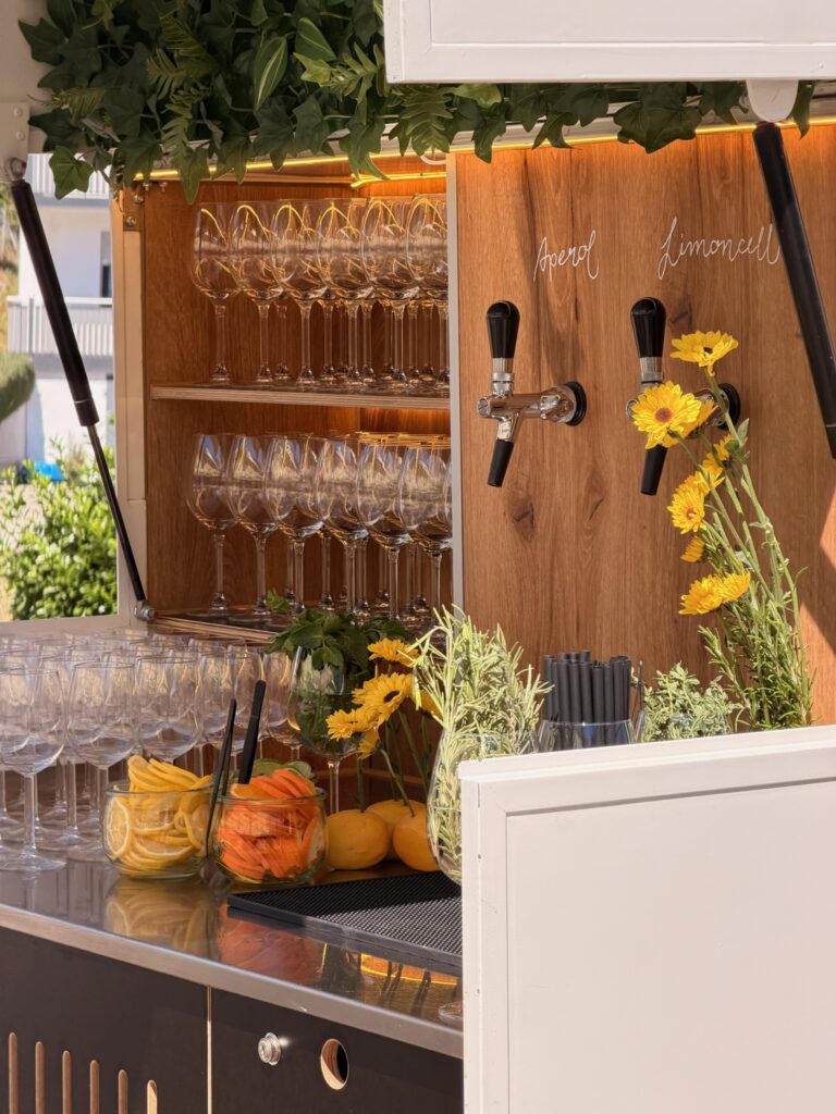 Ape Bar Theke mit Gläsern, Zapfhähnen und Orangen